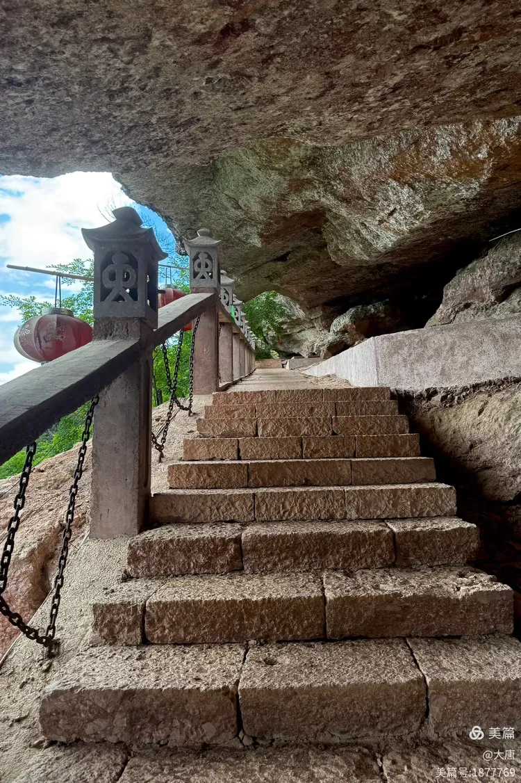 五福洞位于后山根村的响石山,是景区内洞穴景观的代表之一
